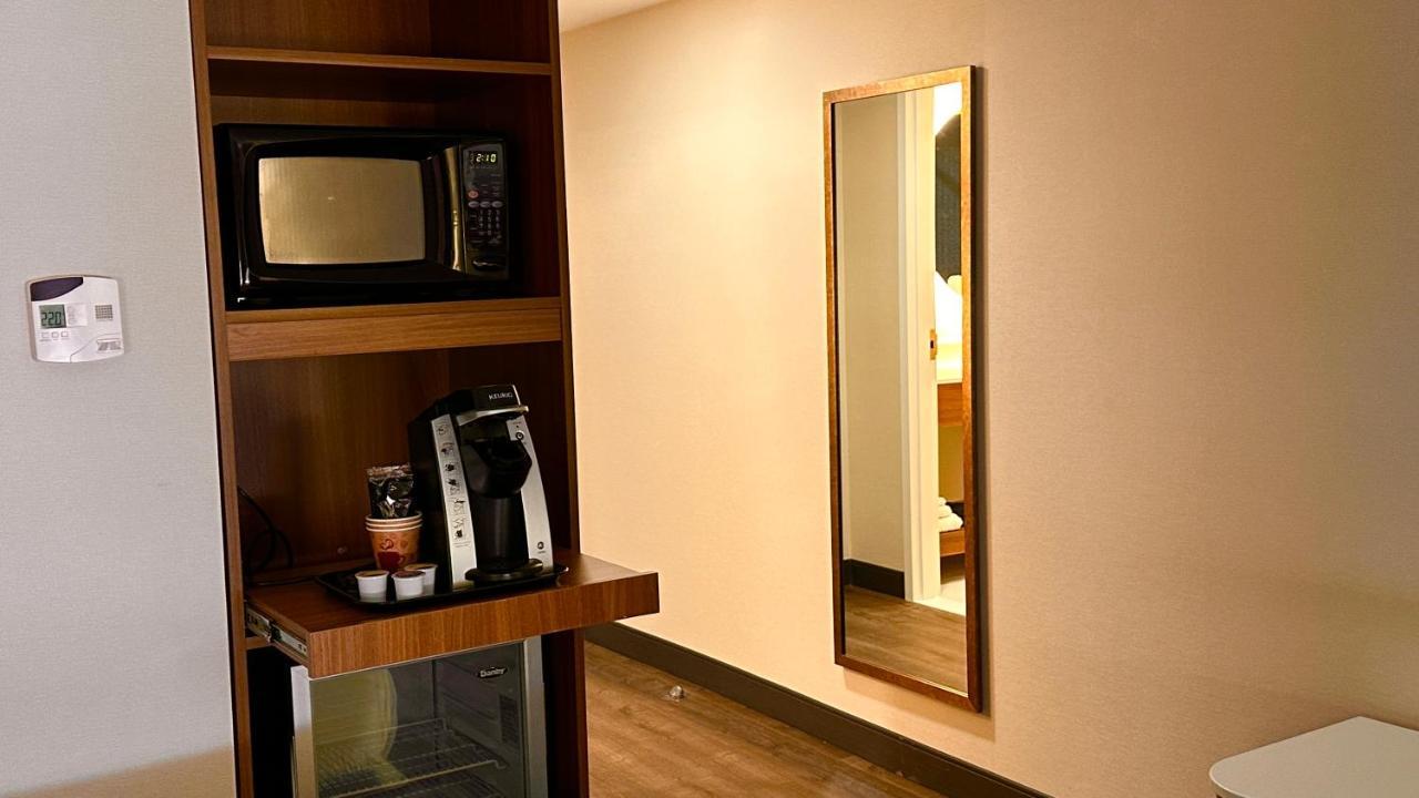 Newmarket Hotel And Suites Екстер'єр фото