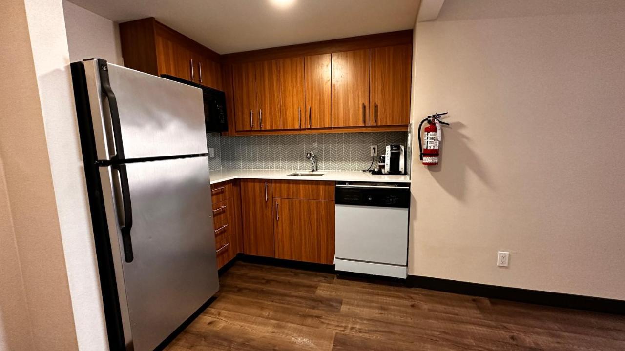 Newmarket Hotel And Suites Екстер'єр фото
