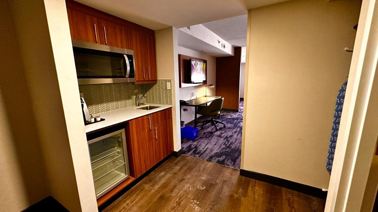 Newmarket Hotel And Suites Екстер'єр фото