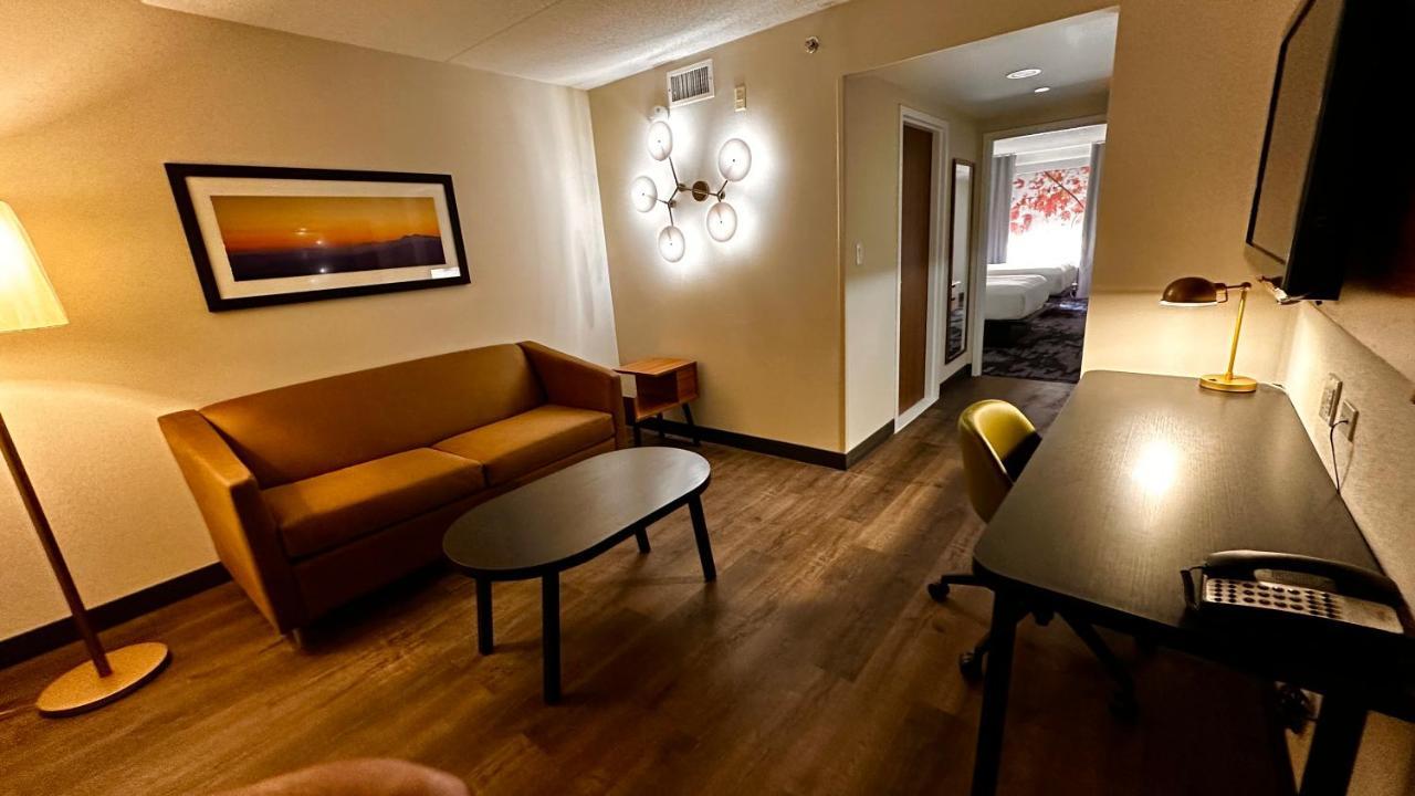 Newmarket Hotel And Suites Екстер'єр фото