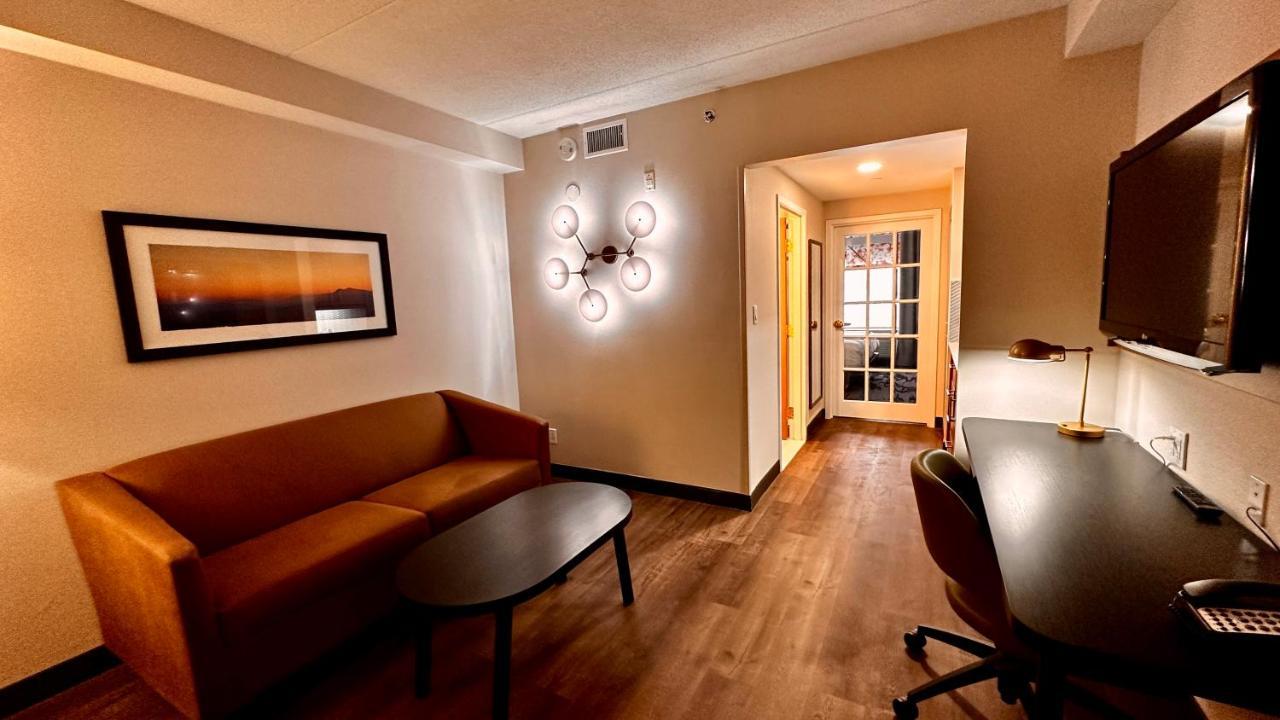 Newmarket Hotel And Suites Екстер'єр фото