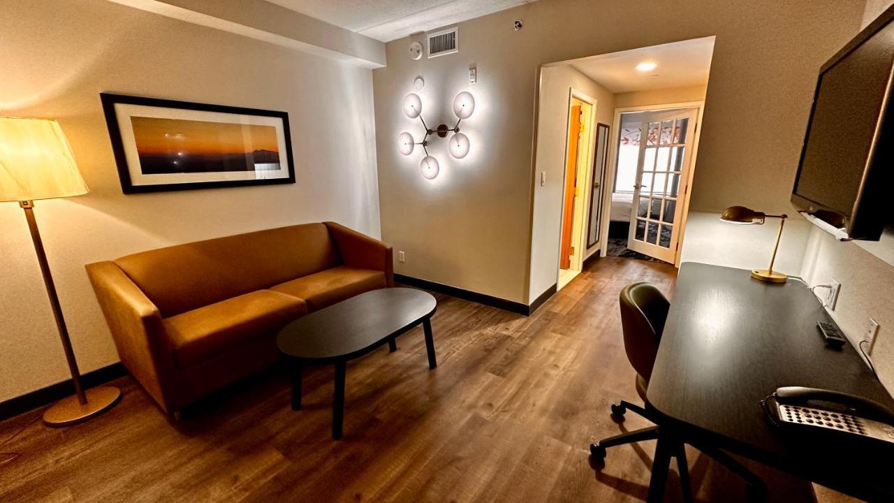Newmarket Hotel And Suites Екстер'єр фото
